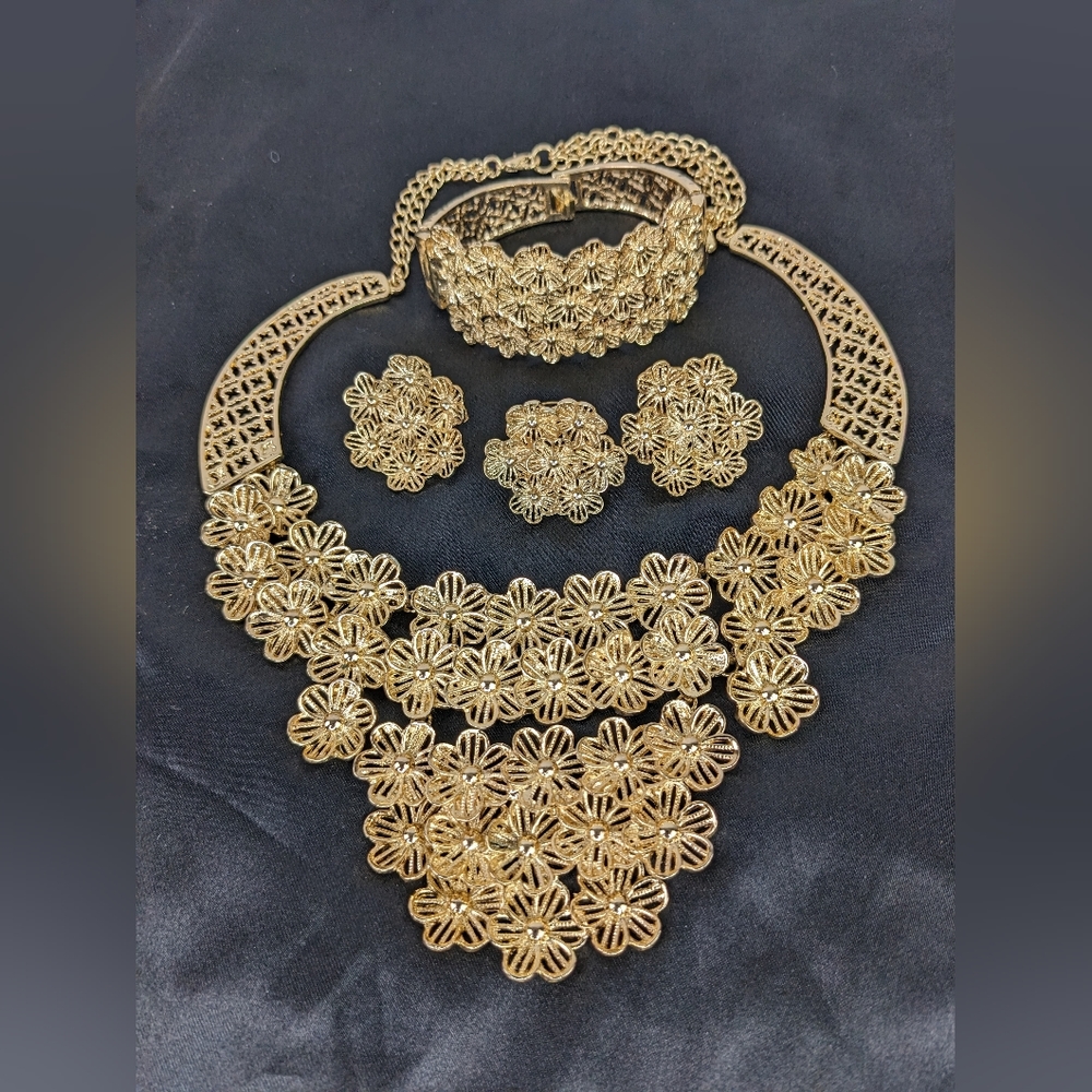 NWOT, BEAUTIFUL AFRICAN PARTY JEWELRY SET. - Picture 2 of 4